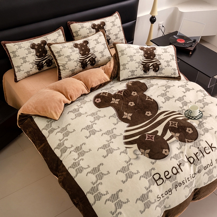 91家纺网 家纺一手货源 找家纺 摩卡（乐趣） 2025新款牛奶绒大版数码印花四件套 卡布熊