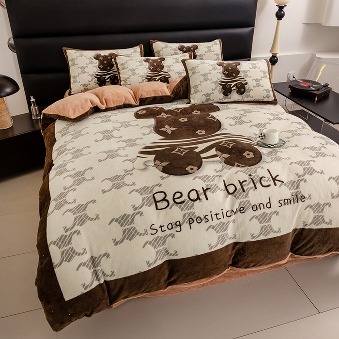 91家纺网 家纺一手货源 找家纺 摩卡（乐趣） 2025新款牛奶绒大版数码印花四件套 卡布熊