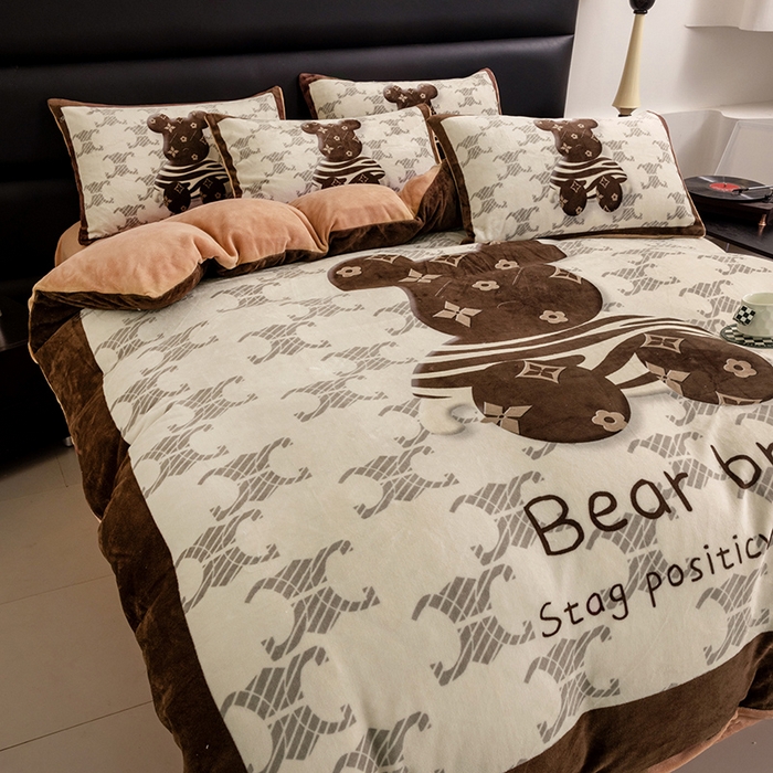 91家纺网 家纺一手货源 找家纺 摩卡（乐趣） 2025新款牛奶绒大版数码印花四件套 卡布熊