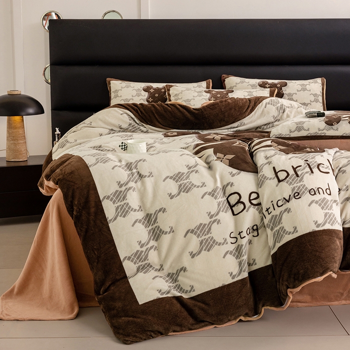 91家纺网 家纺一手货源 找家纺 摩卡（乐趣） 2025新款牛奶绒大版数码印花四件套 卡布熊