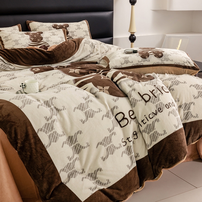 91家纺网 家纺一手货源 找家纺 摩卡（乐趣） 2025新款牛奶绒大版数码印花四件套 卡布熊