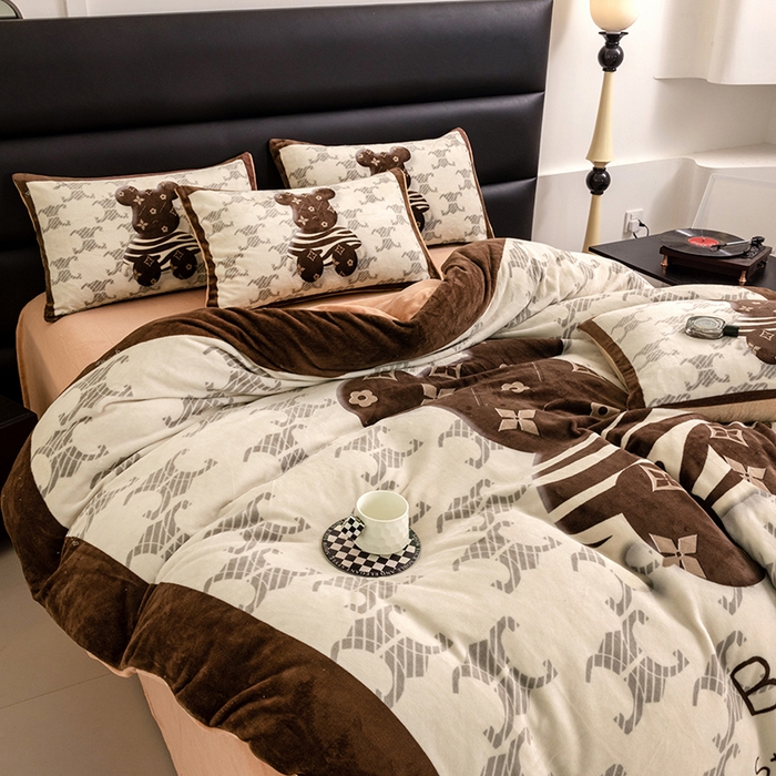 91家纺网 家纺一手货源 找家纺 摩卡（乐趣） 2025新款牛奶绒大版数码印花四件套 卡布熊