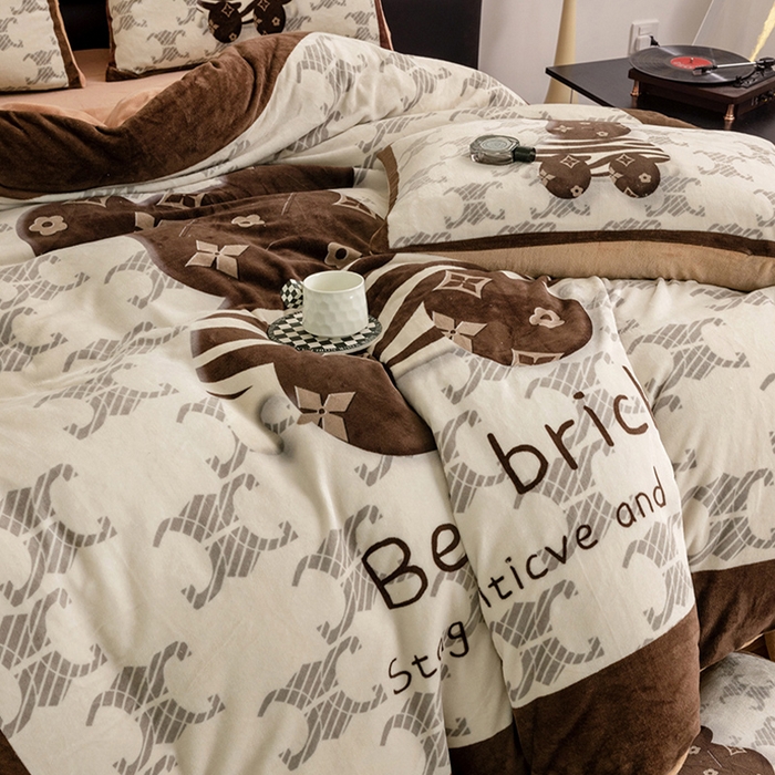 91家纺网 家纺一手货源 找家纺 摩卡（乐趣） 2025新款牛奶绒大版数码印花四件套 卡布熊