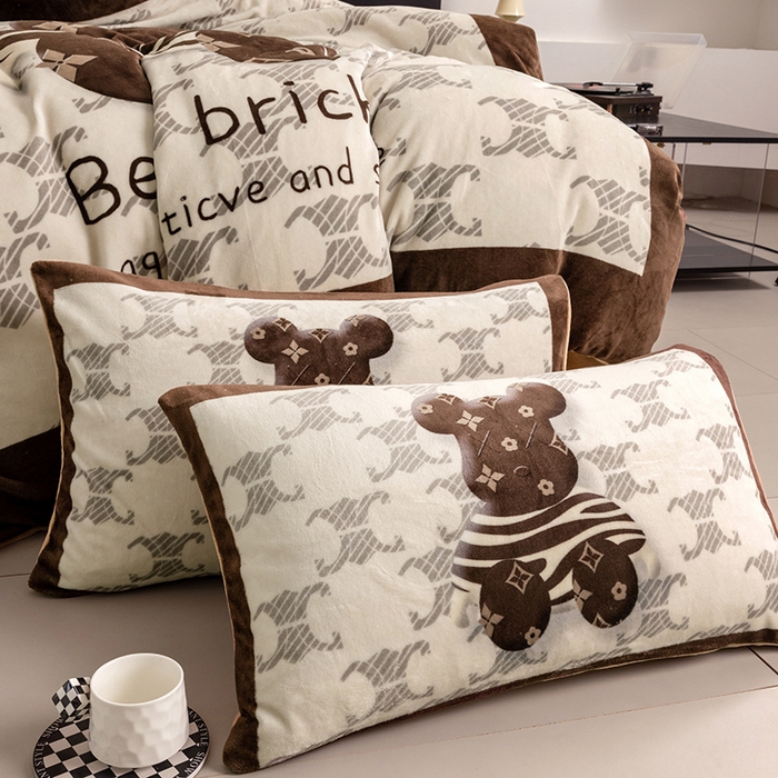 91家纺网 家纺一手货源 找家纺 摩卡（乐趣） 2025新款牛奶绒大版数码印花四件套 卡布熊