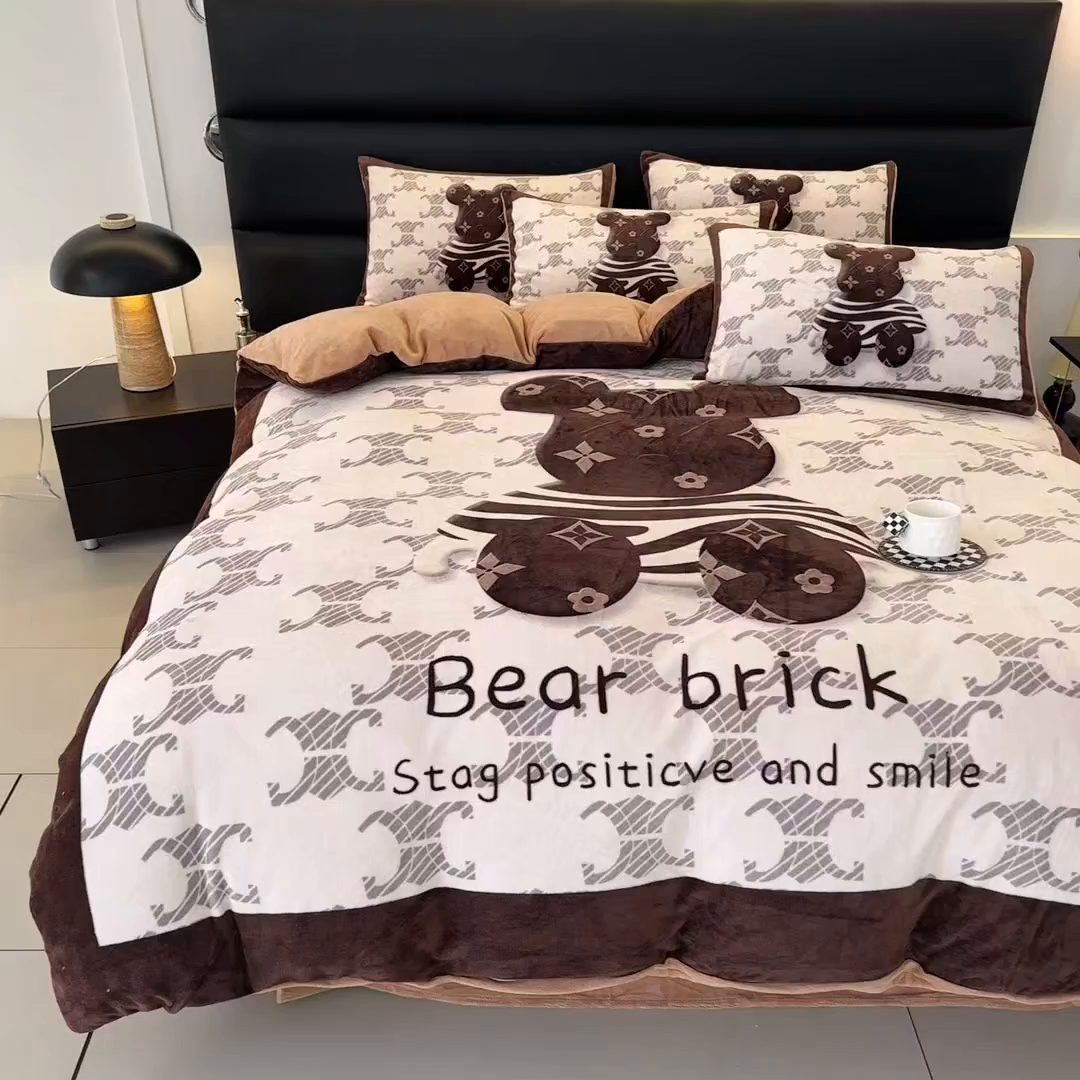 91家纺网 家纺一手货源 找家纺 摩卡（乐趣） 2025新款牛奶绒大版数码印花四件套 卡布熊