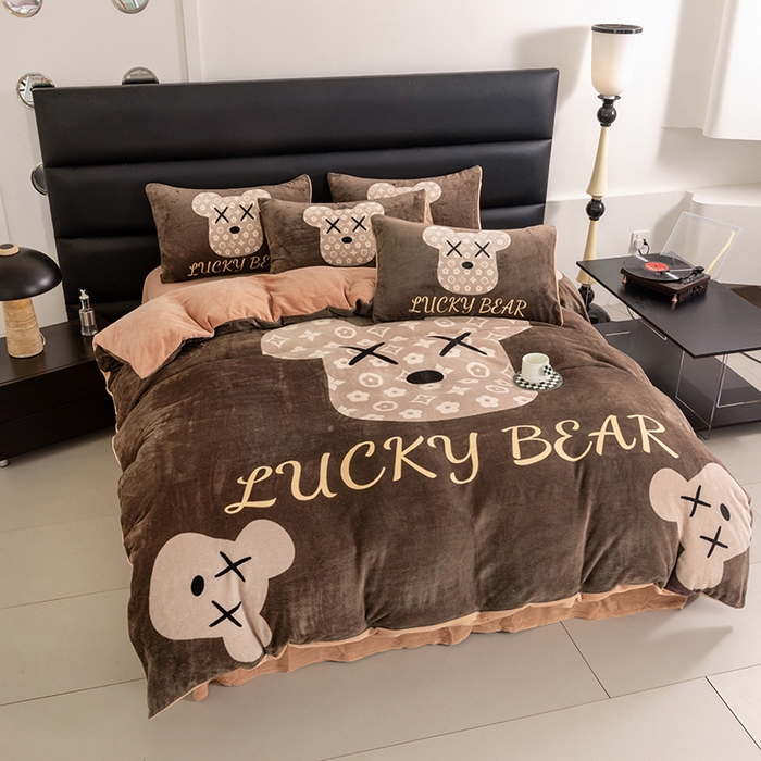 91家纺网 家纺一手货源 找家纺 摩卡（乐趣） 2025新款牛奶绒大版数码印花四件套 可可熊