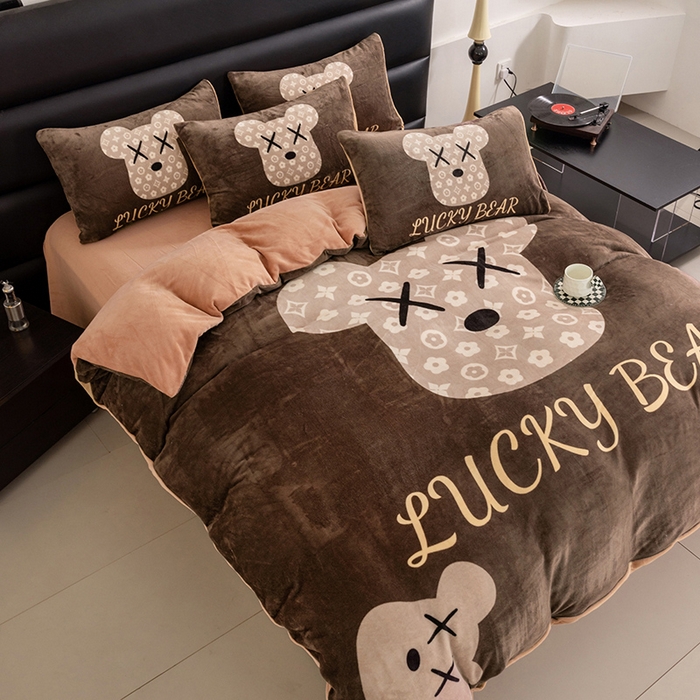 91家纺网 家纺一手货源 找家纺 摩卡（乐趣） 2025新款牛奶绒大版数码印花四件套 可可熊