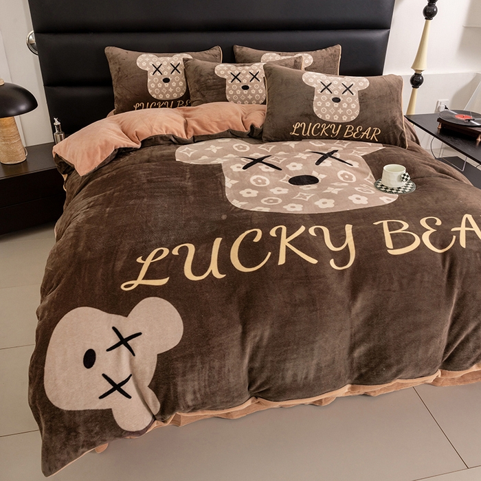 91家纺网 家纺一手货源 找家纺 摩卡（乐趣） 2025新款牛奶绒大版数码印花四件套 可可熊