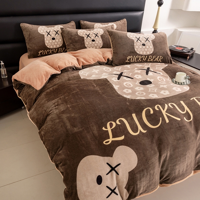 91家纺网 家纺一手货源 找家纺 摩卡（乐趣） 2025新款牛奶绒大版数码印花四件套 可可熊