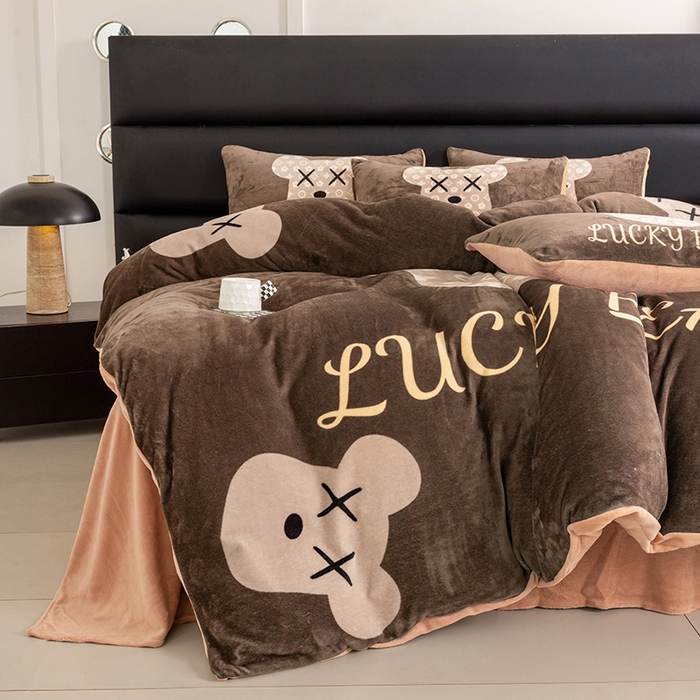 91家纺网 家纺一手货源 找家纺 摩卡（乐趣） 2025新款牛奶绒大版数码印花四件套 可可熊