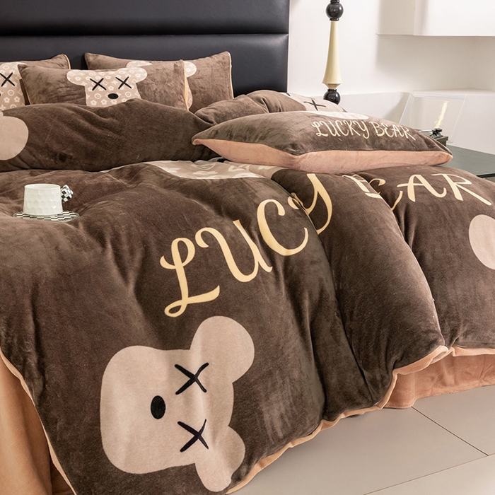 91家纺网 家纺一手货源 找家纺 摩卡（乐趣） 2025新款牛奶绒大版数码印花四件套 可可熊