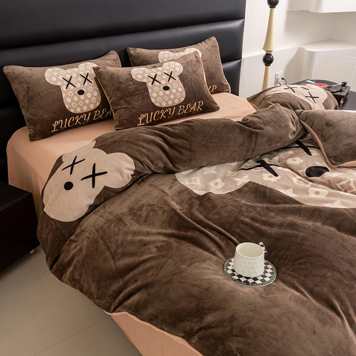 91家纺网 家纺一手货源 找家纺 摩卡（乐趣） 2025新款牛奶绒大版数码印花四件套 可可熊