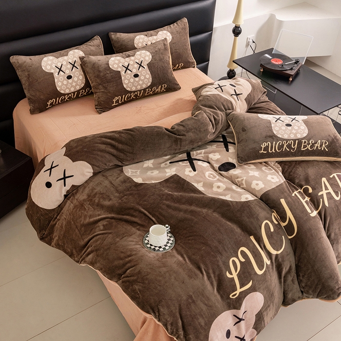 91家纺网 家纺一手货源 找家纺 摩卡（乐趣） 2025新款牛奶绒大版数码印花四件套 可可熊