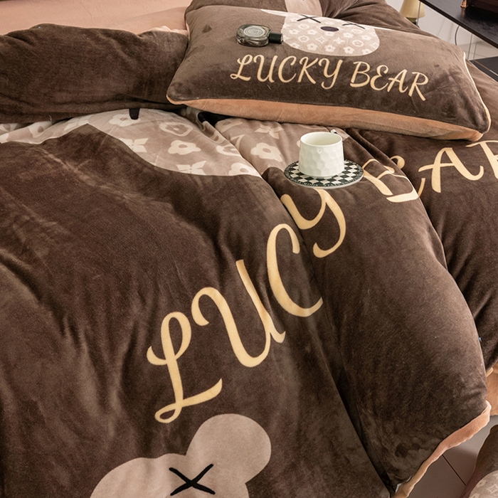 91家纺网 家纺一手货源 找家纺 摩卡（乐趣） 2025新款牛奶绒大版数码印花四件套 可可熊