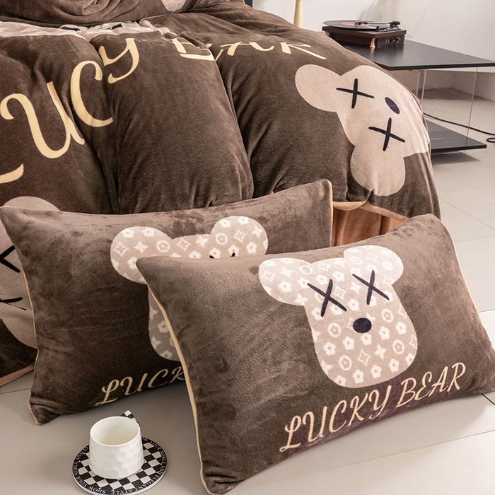 91家纺网 家纺一手货源 找家纺 摩卡（乐趣） 2025新款牛奶绒大版数码印花四件套 可可熊