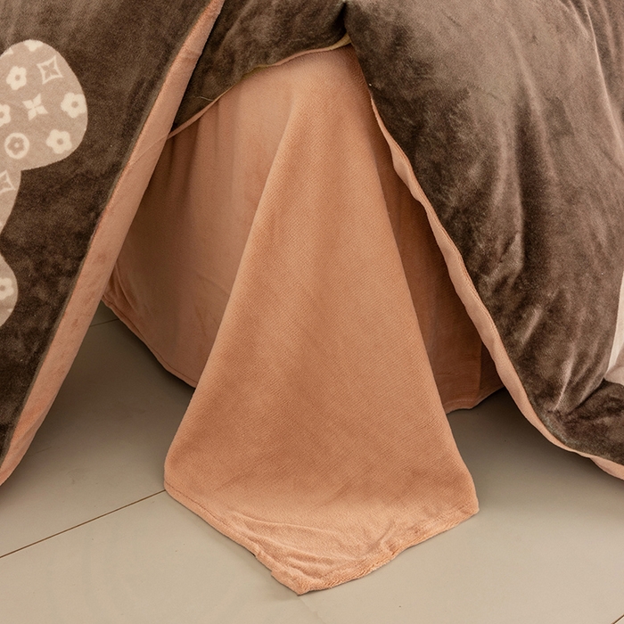 91家纺网 家纺一手货源 找家纺 摩卡（乐趣） 2025新款牛奶绒大版数码印花四件套 可可熊