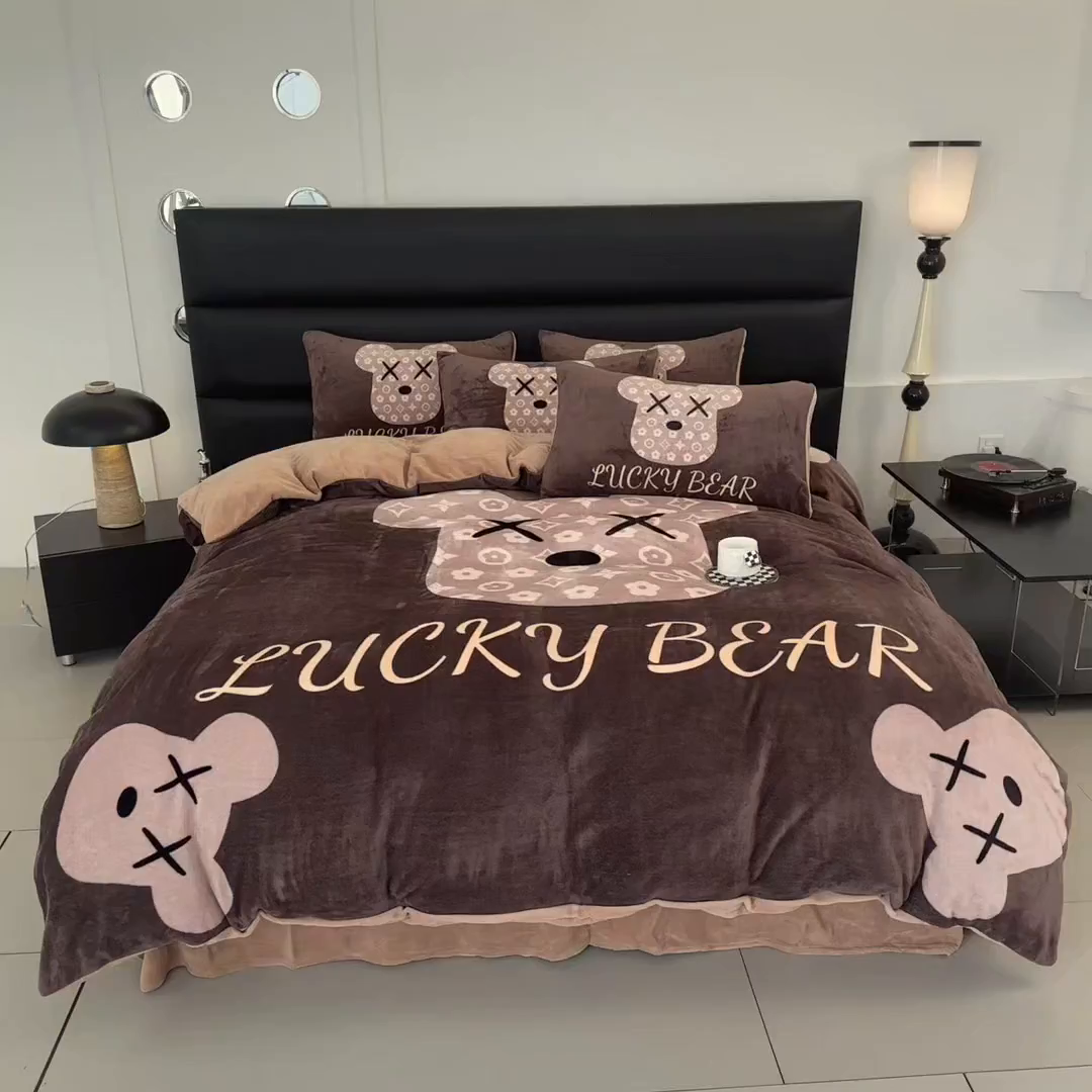 91家纺网 家纺一手货源 找家纺 摩卡（乐趣） 2025新款牛奶绒大版数码印花四件套 可可熊