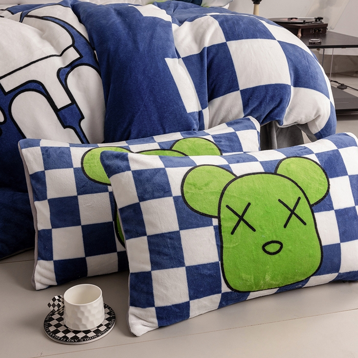 91家纺网 家纺一手货源 找家纺 摩卡（乐趣） 2025新款牛奶绒大版数码印花四件套 蓝白格