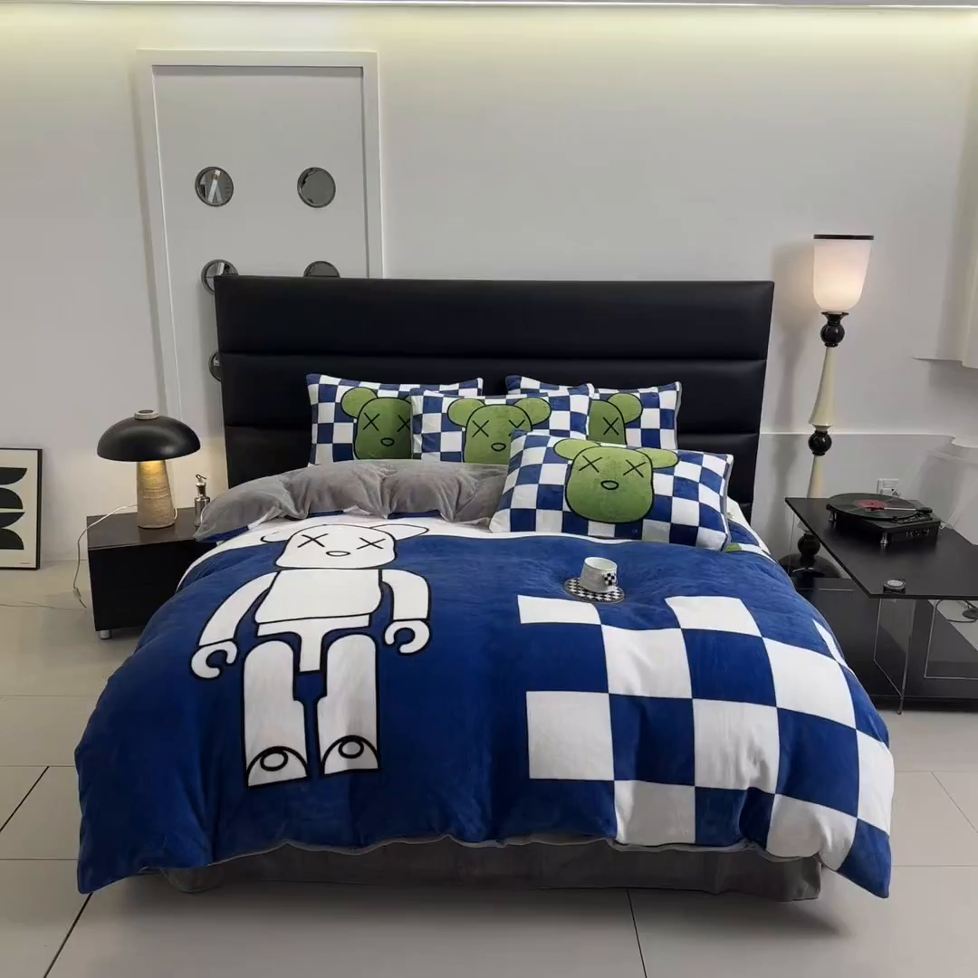 91家纺网 家纺一手货源 找家纺 摩卡（乐趣） 2025新款牛奶绒大版数码印花四件套 蓝白格