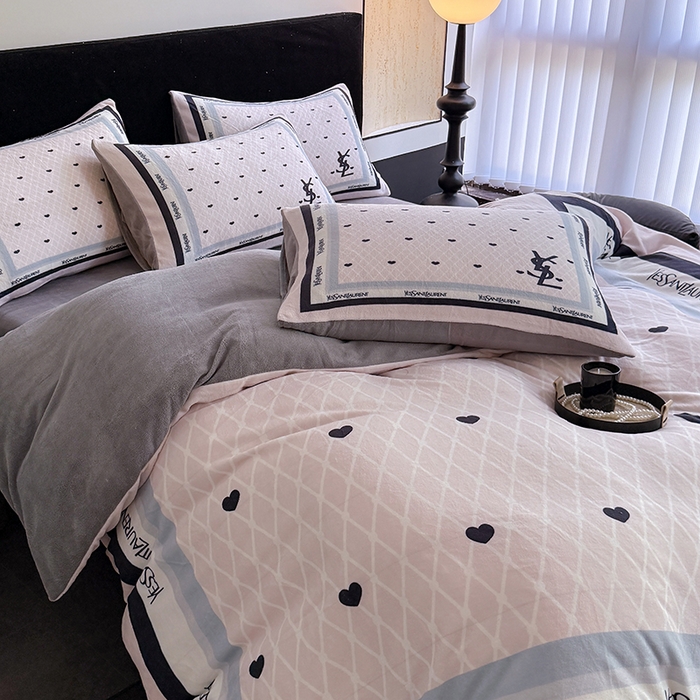 91家纺网 家纺一手货源 找家纺 摩卡（乐趣） 2025新款牛奶绒大版数码印花四件套 罗兰粉