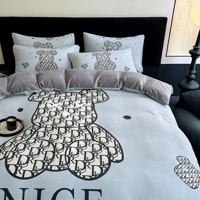 91家纺网 家纺一手货源 找家纺 摩卡（乐趣） 2025新款牛奶绒大版数码印花四件套 萌迪