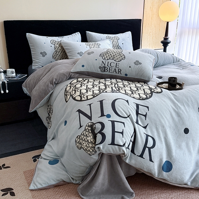 91家纺网 家纺一手货源 找家纺 摩卡（乐趣） 2025新款牛奶绒大版数码印花四件套 萌迪