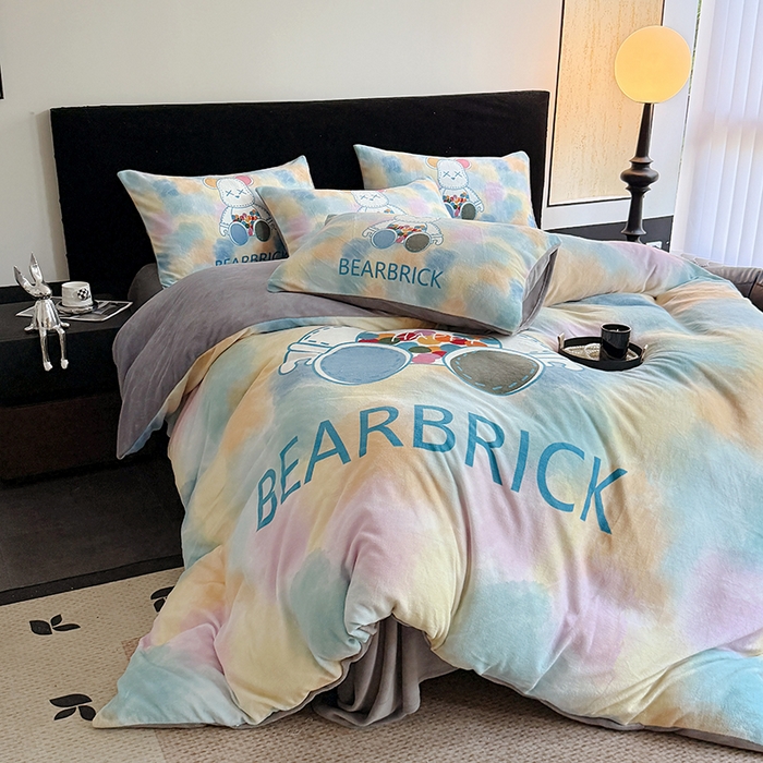 91家纺网 家纺一手货源 找家纺 摩卡（乐趣） 2025新款牛奶绒大版数码印花四件套 七彩熊