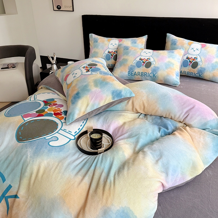 91家纺网 家纺一手货源 找家纺 摩卡（乐趣） 2025新款牛奶绒大版数码印花四件套 七彩熊