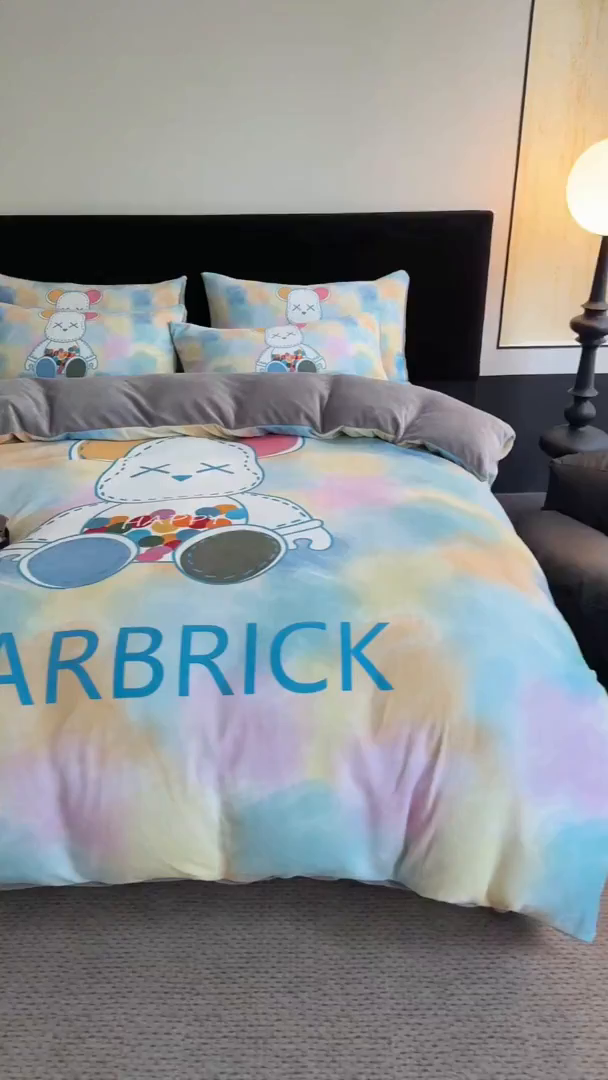 91家纺网 家纺一手货源 找家纺 摩卡（乐趣） 2025新款牛奶绒大版数码印花四件套 七彩熊