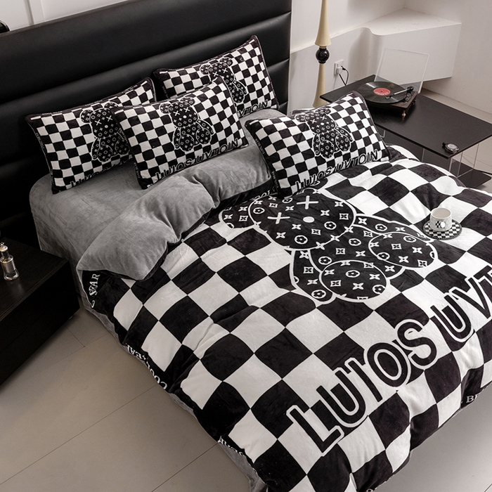 91家纺网 家纺一手货源 找家纺 摩卡（乐趣） 2025新款牛奶绒大版数码印花四件套 棋盘格公仔