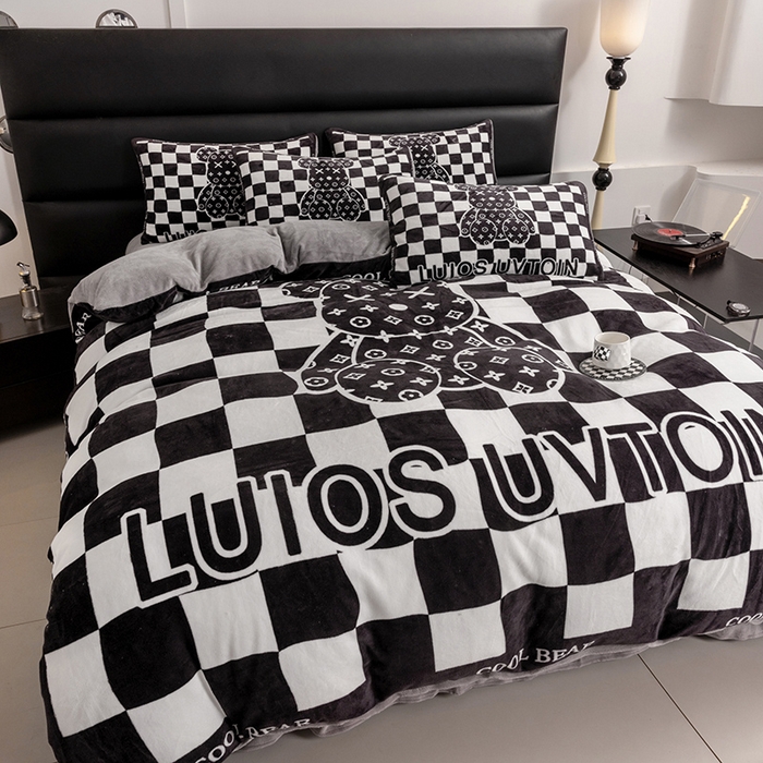 91家纺网 家纺一手货源 找家纺 摩卡（乐趣） 2025新款牛奶绒大版数码印花四件套 棋盘格公仔