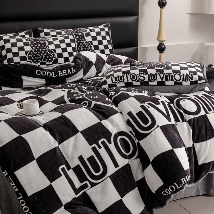 91家纺网 家纺一手货源 找家纺 摩卡（乐趣） 2025新款牛奶绒大版数码印花四件套 棋盘格公仔