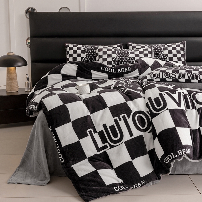 91家纺网 家纺一手货源 找家纺 摩卡（乐趣） 2025新款牛奶绒大版数码印花四件套 棋盘格公仔