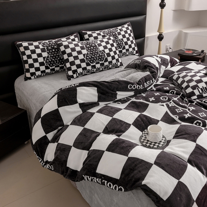 91家纺网 家纺一手货源 找家纺 摩卡（乐趣） 2025新款牛奶绒大版数码印花四件套 棋盘格公仔