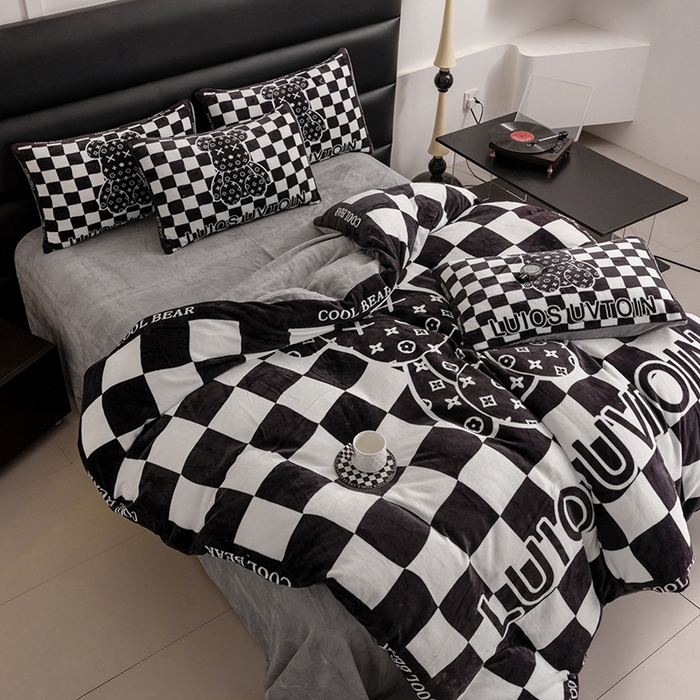 91家纺网 家纺一手货源 找家纺 摩卡（乐趣） 2025新款牛奶绒大版数码印花四件套 棋盘格公仔