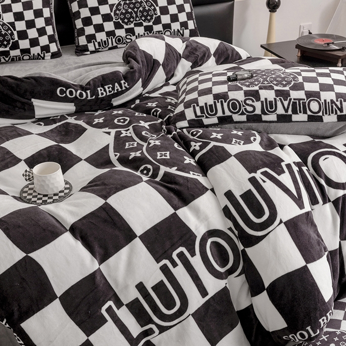 91家纺网 家纺一手货源 找家纺 摩卡（乐趣） 2025新款牛奶绒大版数码印花四件套 棋盘格公仔