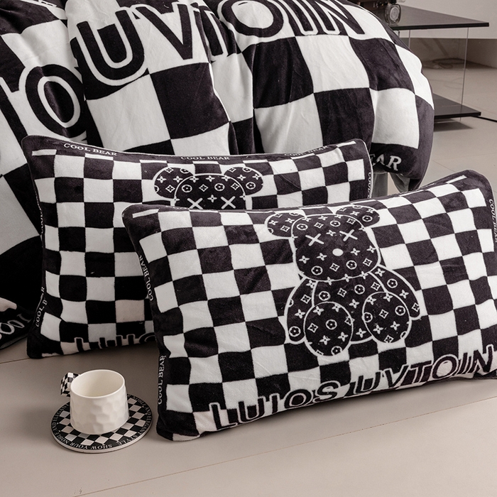 91家纺网 家纺一手货源 找家纺 摩卡（乐趣） 2025新款牛奶绒大版数码印花四件套 棋盘格公仔