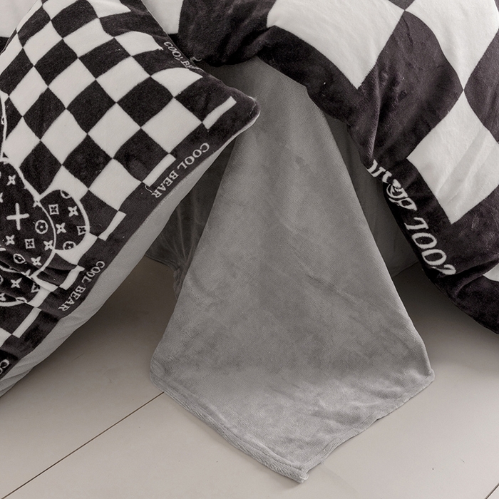 91家纺网 家纺一手货源 找家纺 摩卡（乐趣） 2025新款牛奶绒大版数码印花四件套 棋盘格公仔