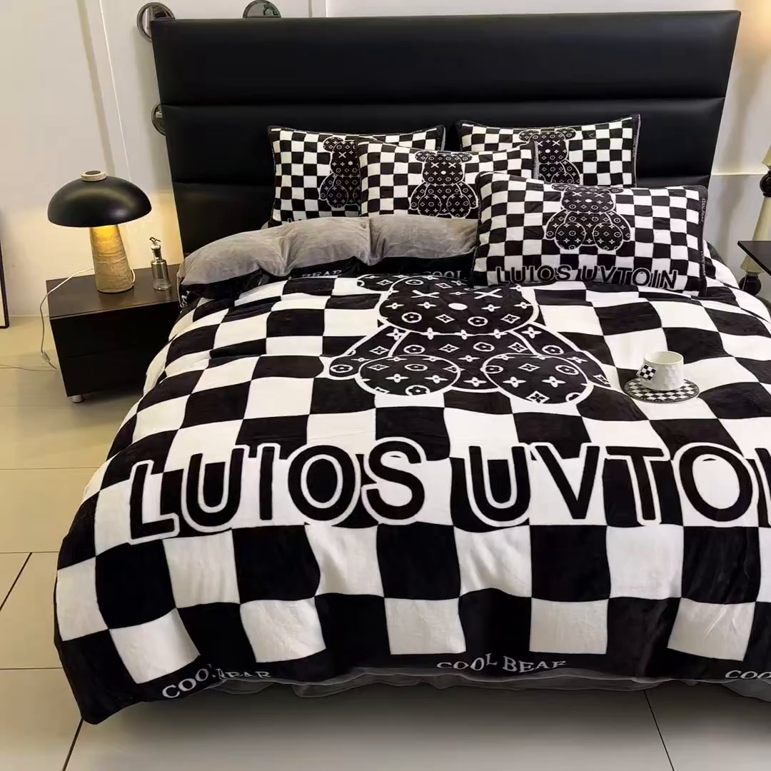 91家纺网 家纺一手货源 找家纺 摩卡（乐趣） 2025新款牛奶绒大版数码印花四件套 棋盘格公仔