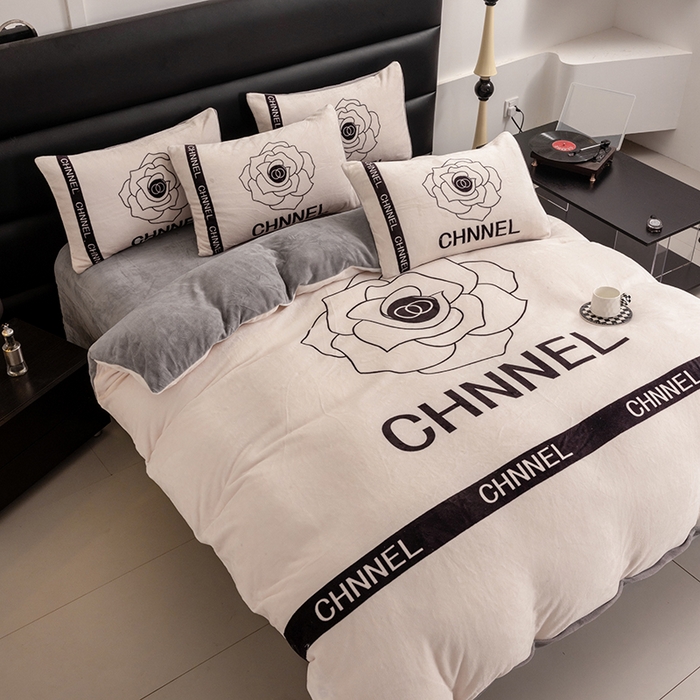 91家纺网 家纺一手货源 找家纺 摩卡（乐趣） 2025新款牛奶绒大版数码印花四件套 山茶花