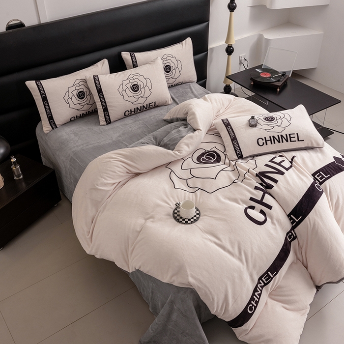 91家纺网 家纺一手货源 找家纺 摩卡（乐趣） 2025新款牛奶绒大版数码印花四件套 山茶花