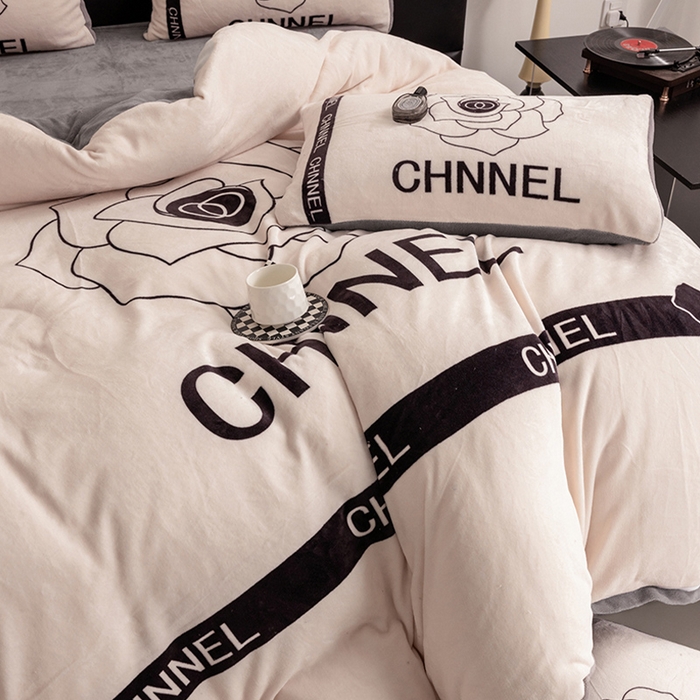 91家纺网 家纺一手货源 找家纺 摩卡（乐趣） 2025新款牛奶绒大版数码印花四件套 山茶花