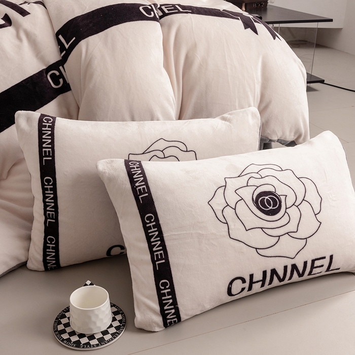 91家纺网 家纺一手货源 找家纺 摩卡（乐趣） 2025新款牛奶绒大版数码印花四件套 山茶花