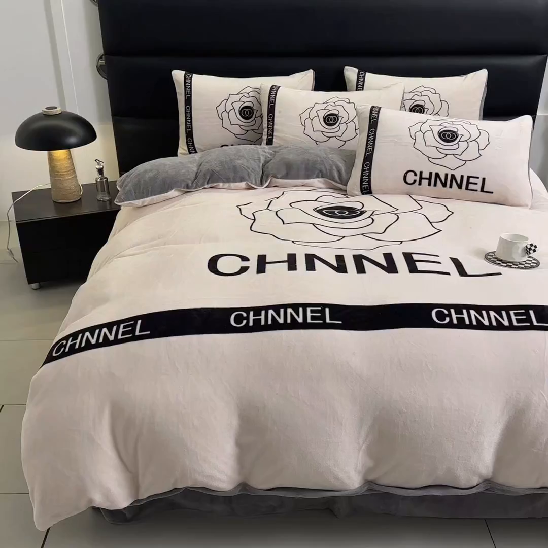 91家纺网 家纺一手货源 找家纺 摩卡（乐趣） 2025新款牛奶绒大版数码印花四件套 山茶花