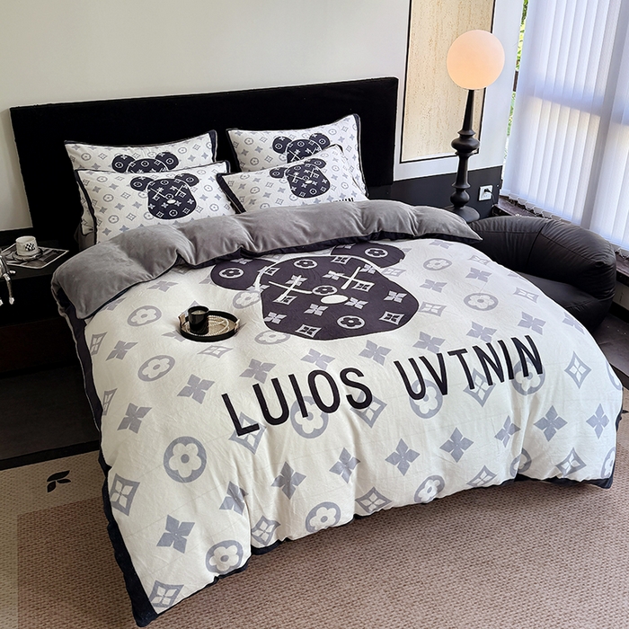 91家纺网 家纺一手货源 找家纺 摩卡（乐趣） 2025新款牛奶绒大版数码印花四件套 熊头白