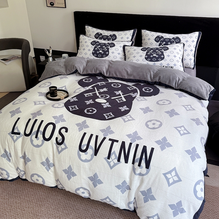 91家纺网 家纺一手货源 找家纺 摩卡（乐趣） 2025新款牛奶绒大版数码印花四件套 熊头白