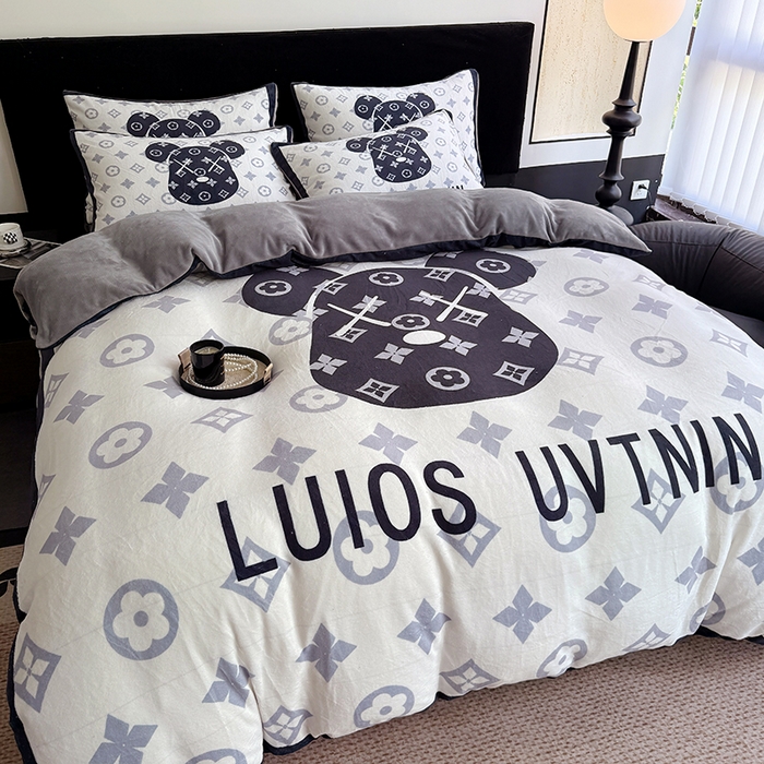 91家纺网 家纺一手货源 找家纺 摩卡（乐趣） 2025新款牛奶绒大版数码印花四件套 熊头白