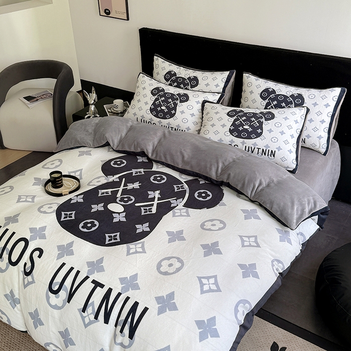 91家纺网 家纺一手货源 找家纺 摩卡（乐趣） 2025新款牛奶绒大版数码印花四件套 熊头白