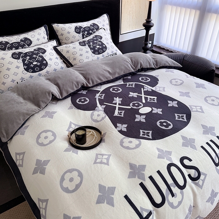 91家纺网 家纺一手货源 找家纺 摩卡（乐趣） 2025新款牛奶绒大版数码印花四件套 熊头白