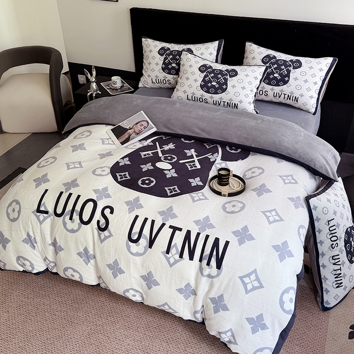 91家纺网 家纺一手货源 找家纺 摩卡（乐趣） 2025新款牛奶绒大版数码印花四件套 熊头白